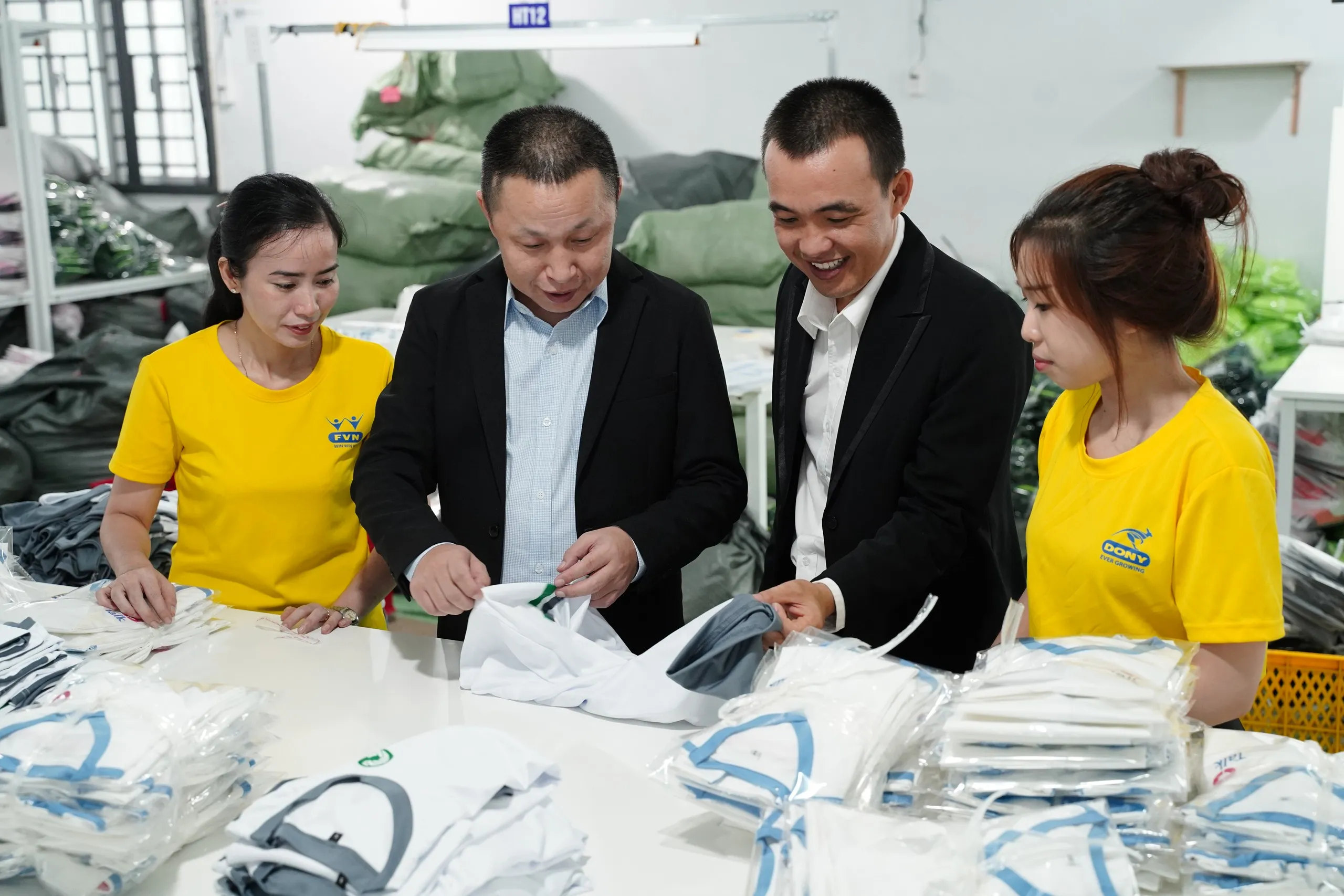 Ông Phạm Quang Anh, CEO của Dony (thứ hai từ phải) giới thiệu sản phẩm với khách hàng quốc tế - Ảnh: C.T.