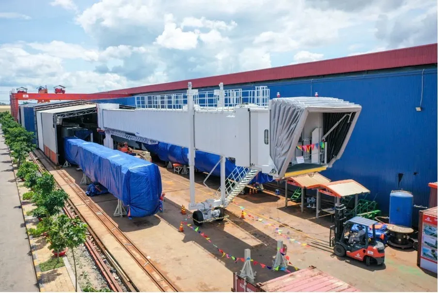 Cầu ống lồng máy bay do Tập đoàn Đại Dũng chế tạo được nghiệm thu tại nhà máy, trước khi bàn giao cho Cảng hàng không quốc tế Long Thành - Ảnh: Đ.D.