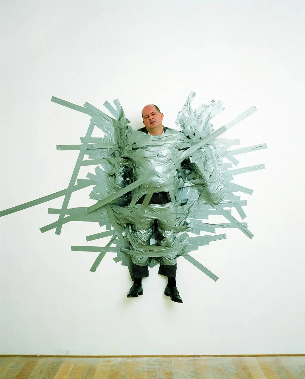 Massimo De Carlo, nhà buôn nghệ thuật đại diện cho nghệ sĩ Maurizio Cattelan, trở thành tác phẩm của Cattelan năm 1999. Ảnh: BBC