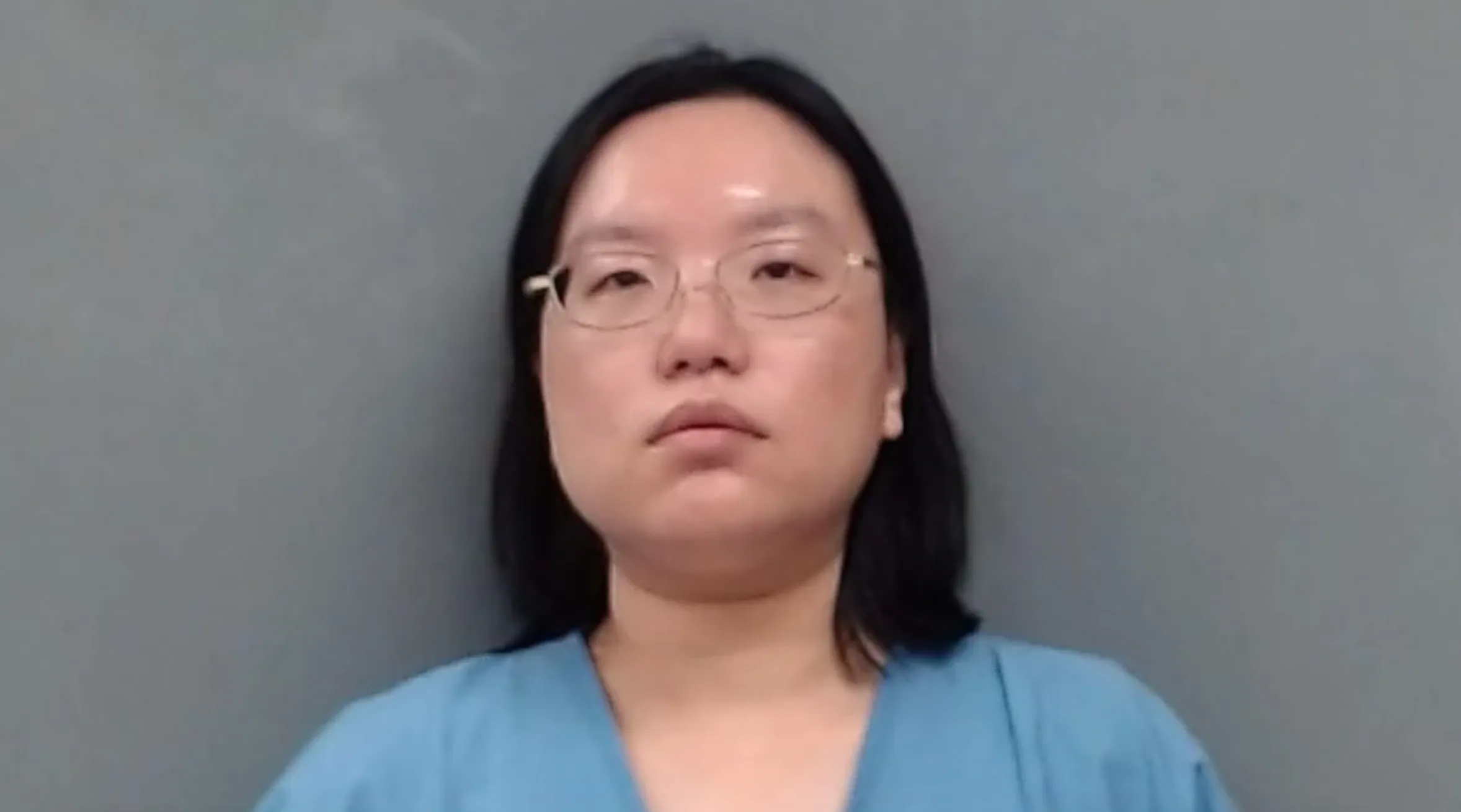 Vương Ái Lệ được chụp ảnh chân dung khi chuyển từ California về nhà tù hạt Albany, bang Wyoming, ngày 24/10.