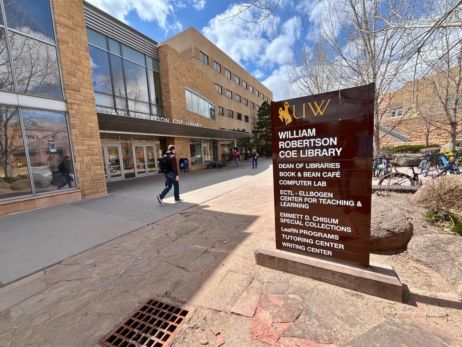 Khuôn viên tòa nhà thư viện Đại học Wyoming tháng 4/2025.