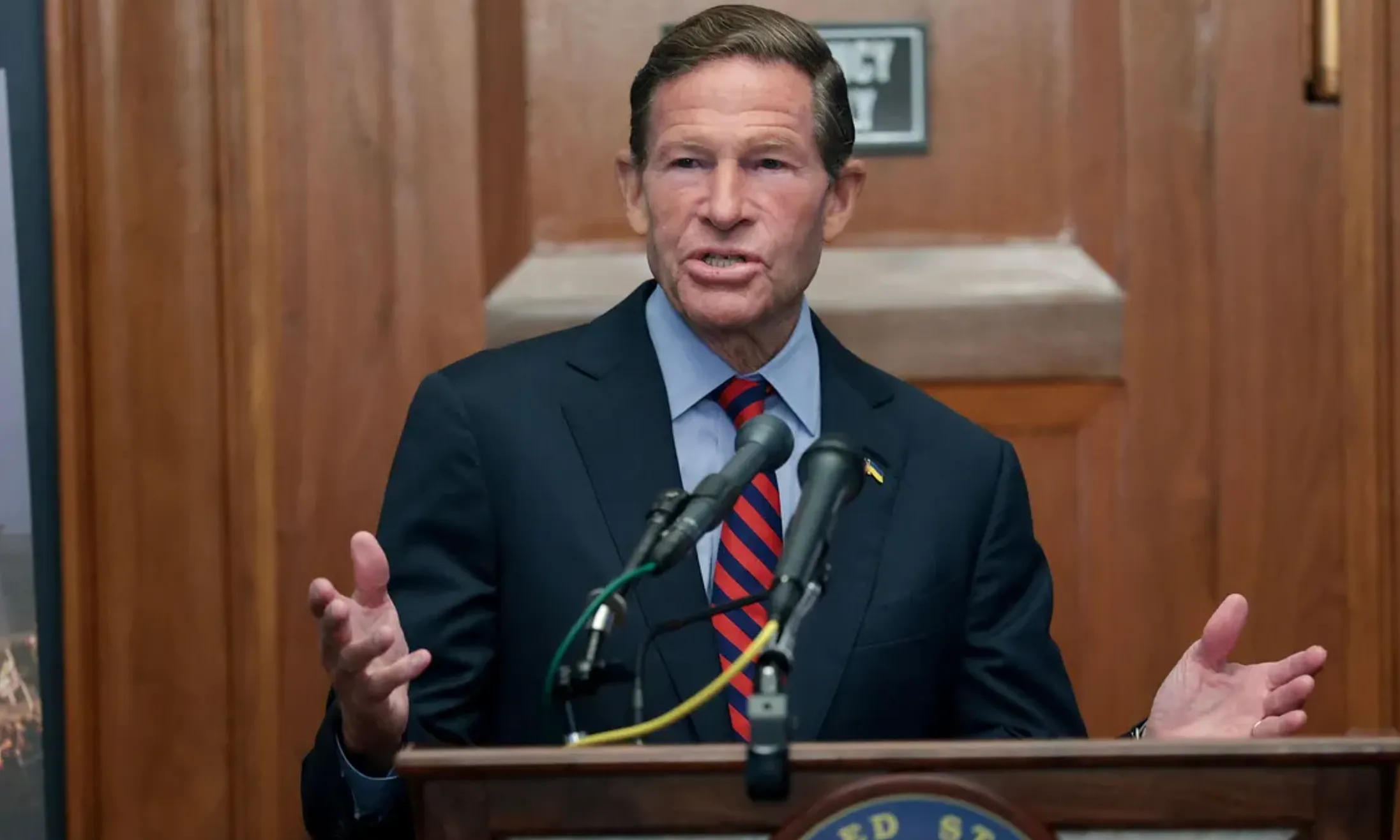 Thượng nghị sĩ Richard Blumenthal họp báo vào tháng 8.