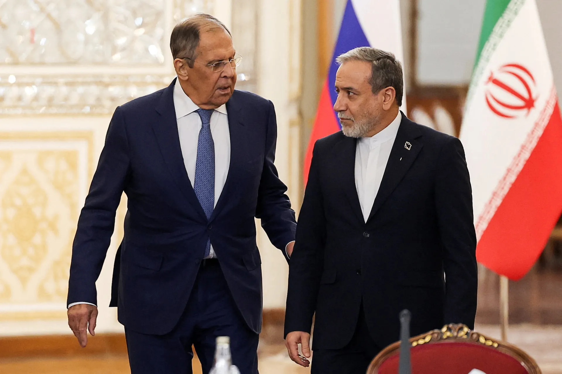 Ngoại trưởng Iran Abbas Araghchi (phải) gặp Ngoại trưởng Nga Sergei Lavrov tại thủ đô Tehran (Iran) ngày 19-10 - Ảnh: WANA/REUTERS