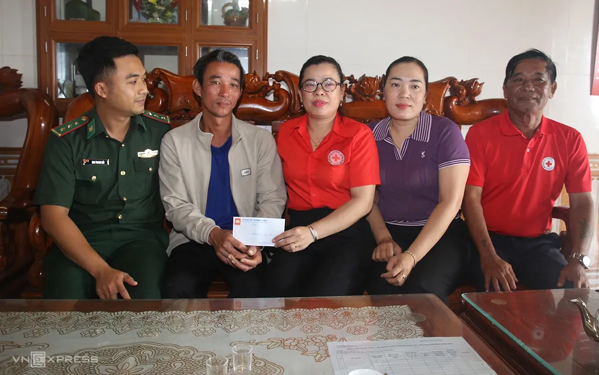 Các đoàn thể đến thăm hỏi anh Cường (thứ 2 từ trái qua) sáng 101/10.