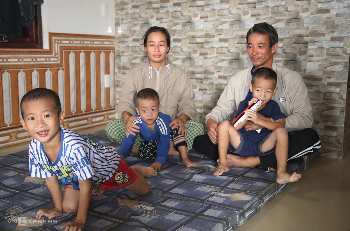 Vợ chồng anh Cường cùng ba người con chưa có nhà riêng, ở cùng bố mẹ vợ.