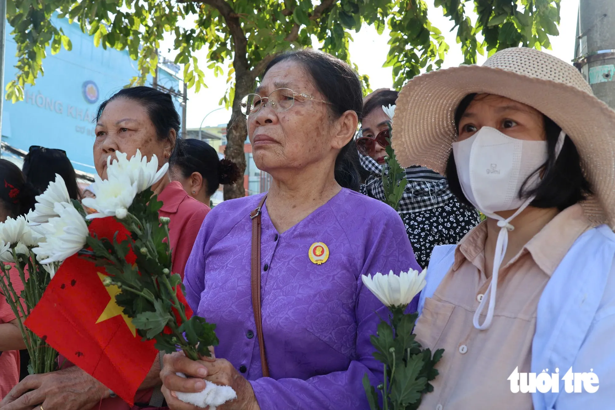 Bà Nguyễn Thúy Mậu (ở giữa), cựu chiến binh phường Hòa Hưng, có mặt từ sớm để đưa tiễn các đồng đội - Ảnh: ĐẶNG LINH