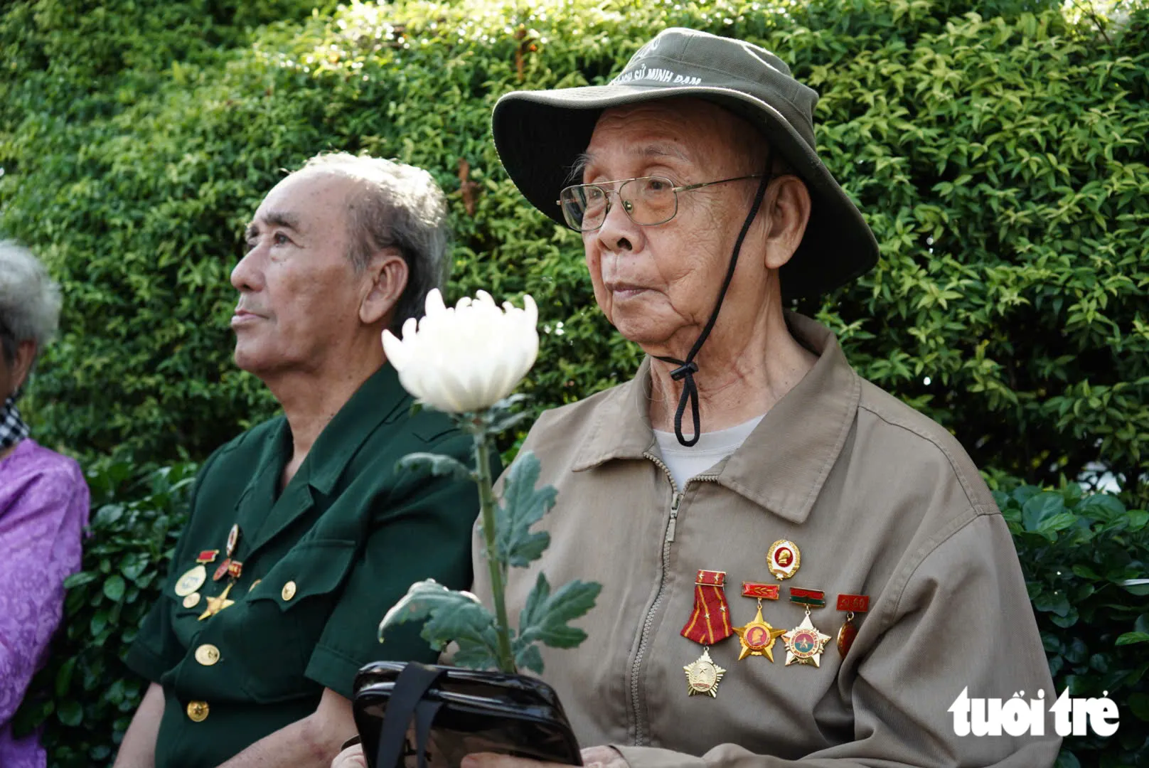 Ông Nguyễn Hoàng Hải (85 tuổi, cựu cán bộ binh vận) bày tỏ niềm xúc động khi đến buổi lễ an táng hài cốt liệt sĩ tại Nghĩa trang liệt sĩ TP.HCM. Ông Hải kể đã đến từ 7h sáng để chờ đợi chứng kiến khoảnh khắc xúc động này. Ông cho biết rất may mắn khi được chiến đấu và sống sót trở về, nên khoảnh khắc thấy đồng đội trở về lòng đất mẹ đầy xúc động, thiêng liêng và mong các anh an nghỉ - Ảnh: HỮU DUY