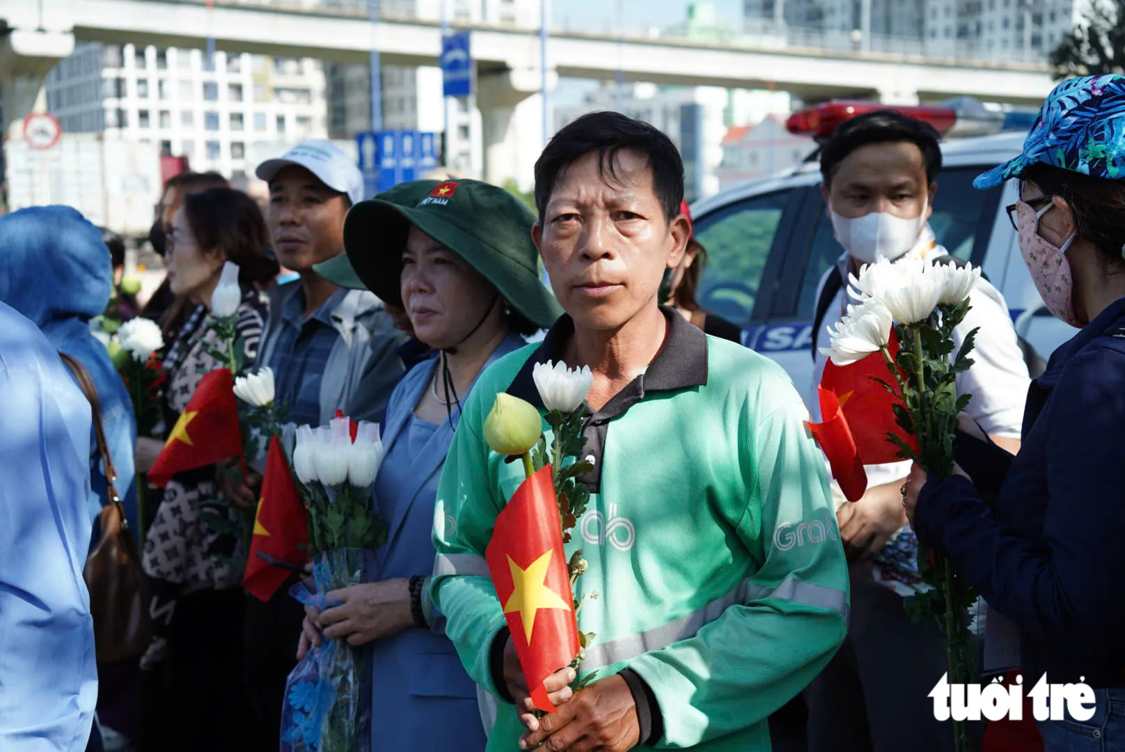 Hòa vào dòng người trước Nghĩa trang liệt sĩ TP.HCM, ông Nguyễn Văn Công (TP Đồng Nai) cho biết dậy từ sớm, đi từ Đồng Nai lên nghĩa trang để chờ đón khoảnh khắc xúc động. Ông Công là tài xế công nghệ, sáng nay đã bỏ một ngày công để đến nghĩa trang - Ảnh: HỮU DUY