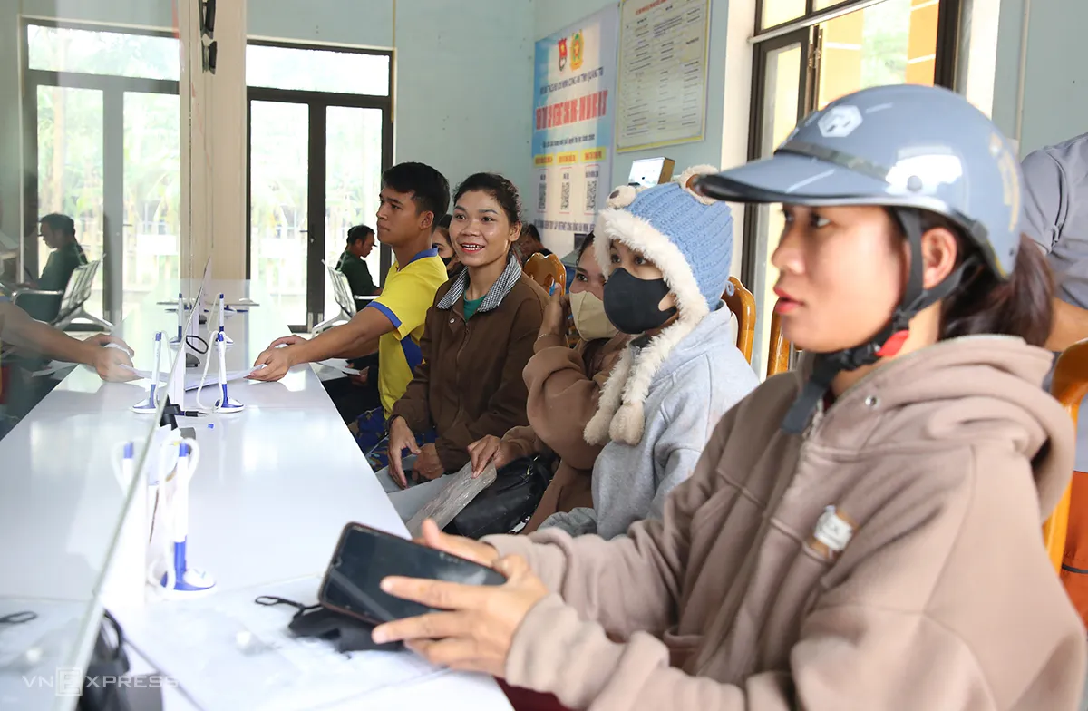 Người dân xã miền núi Dân Hóa, tỉnh Quảng Trị đến trung tâm hành chính công xã làm giấy tờ, sáng 22/9/2026.