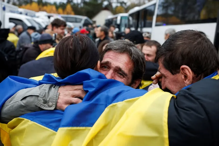 Người dân sơ tán khỏi thị trấn Oleshky được chào đón khi trở về vùng lãnh thổ do Ukraine kiểm soát ngày 31-10 - Ảnh: REUTERS