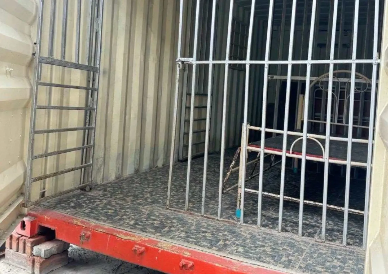 Một viện dưỡng lão ở Thái Lan bị đóng cửa sau khi lắp các khung sắt giống như lồng tại một số khu vực trong cơ sở này - Ảnh: Facebook/theprhss