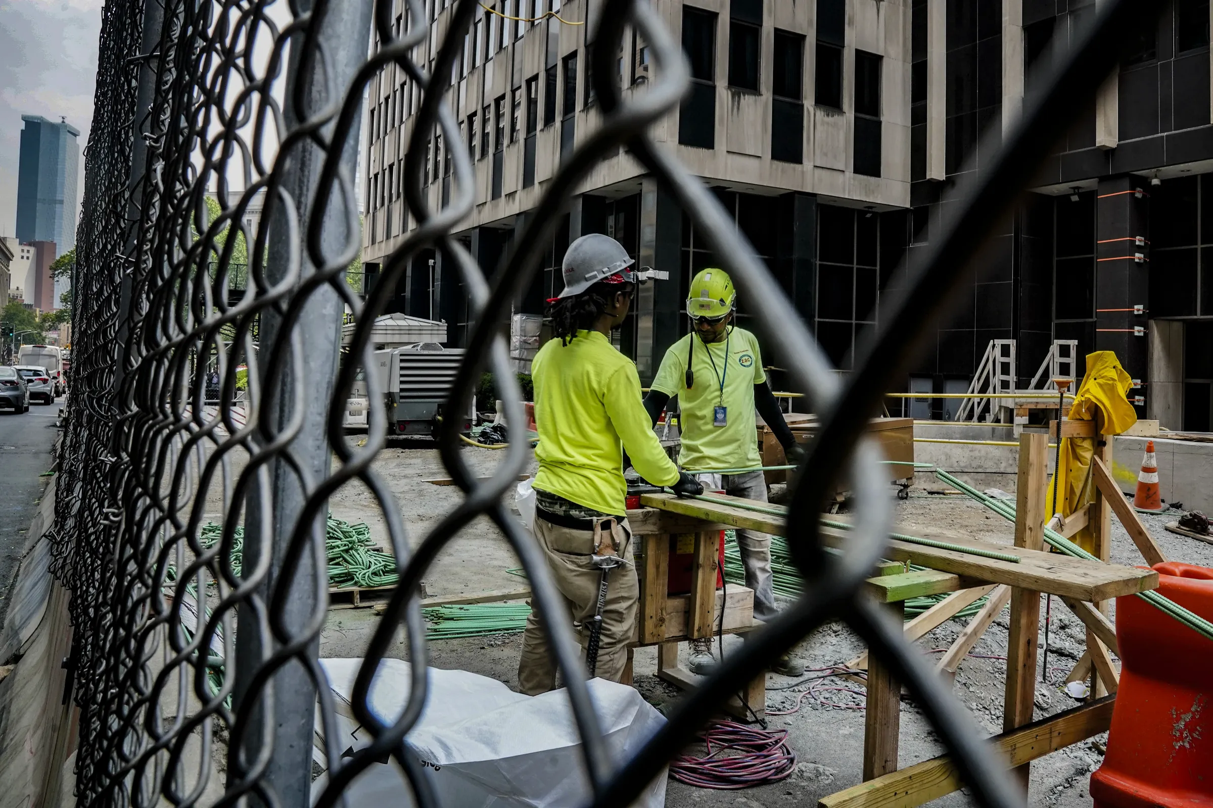 Công nhân tại một công trường ở New York, Mỹ, tháng 6/2023.