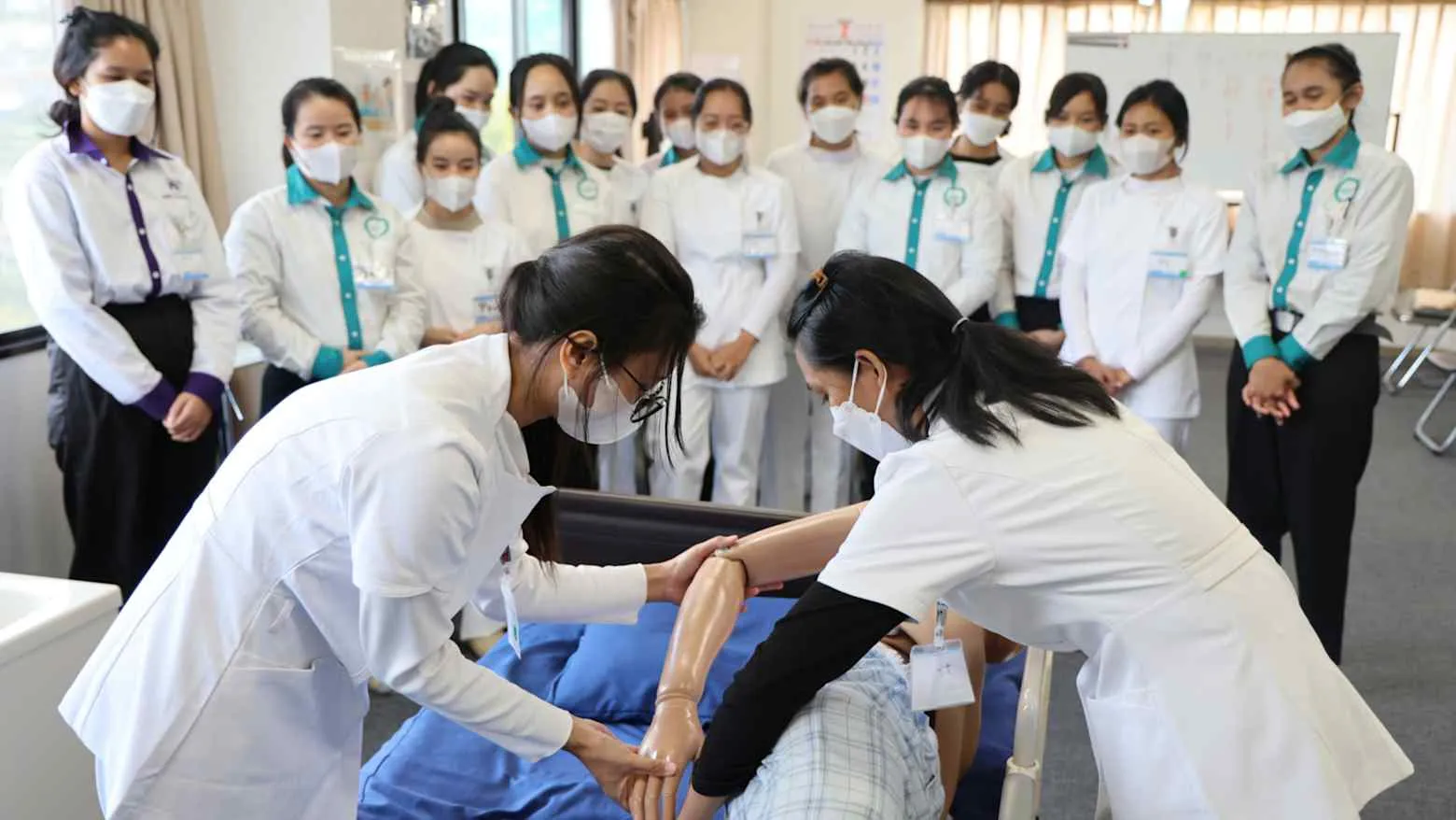 Thực tập sinh Việt Nam và Indonesia trong một buổi học về chăm sóc điều dưỡng tại một trung tâm ở Misaki, Nhật Bản - Ảnh: NIKKEI ASIA