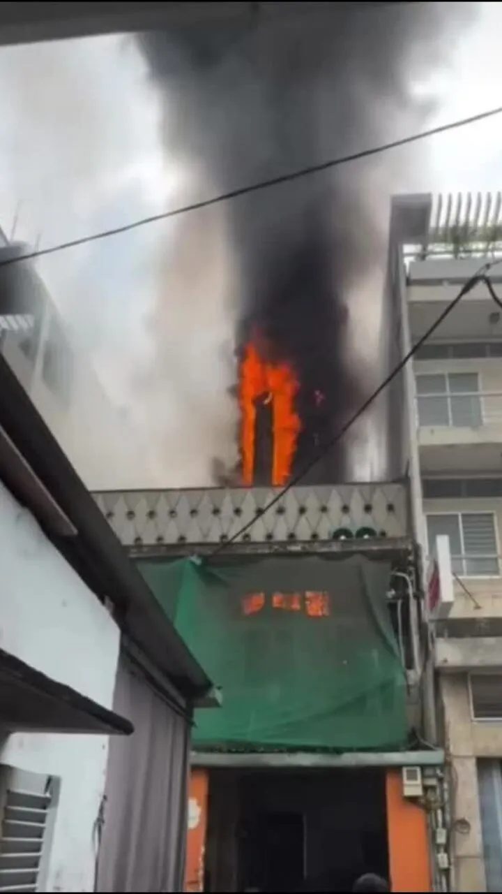 Hiện trường vụ cháy nhà 2 tầng trên đường Nguyễn Chí Thanh.