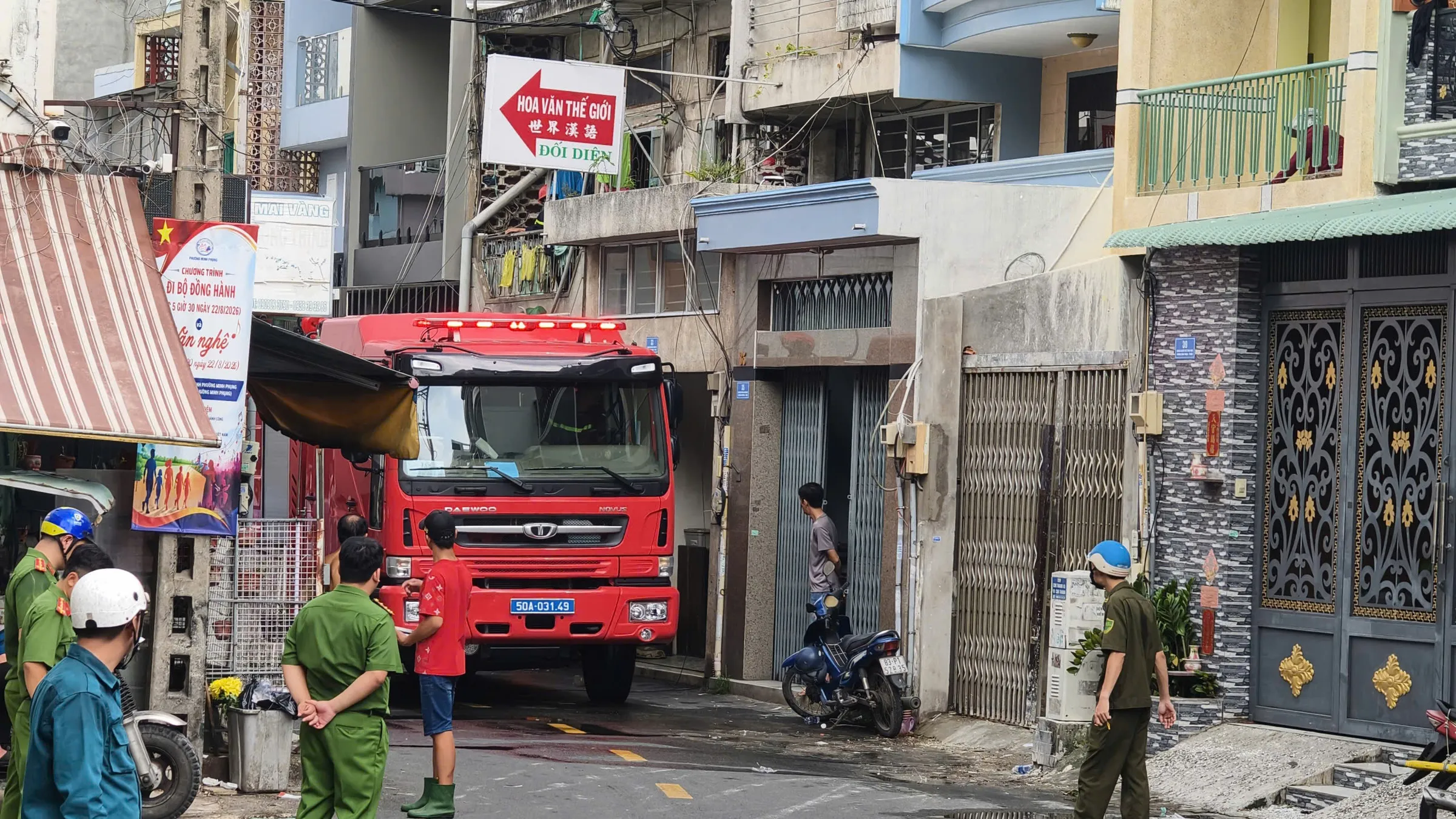 Cảnh sát phong tỏa hiện trường để dập lửa, điều tra nguyên nhân.