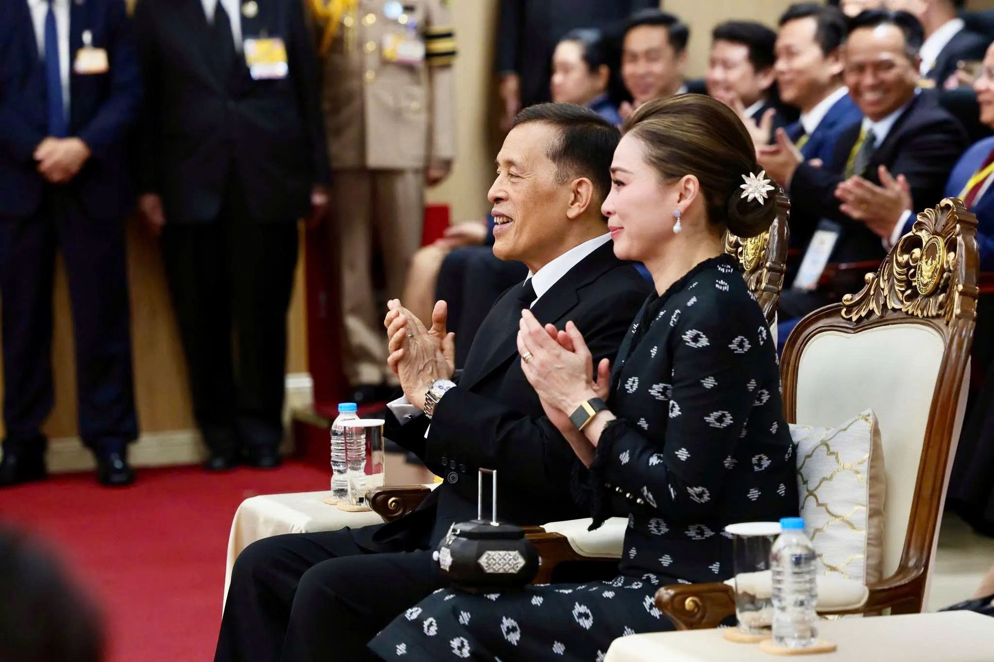Nhà vua Thái Lan Maha Vajiralongkorn và Hoàng hậu tại Trường Đại học Hà Nội chiều 16-9 - Ảnh: HẢI NGUYỄN