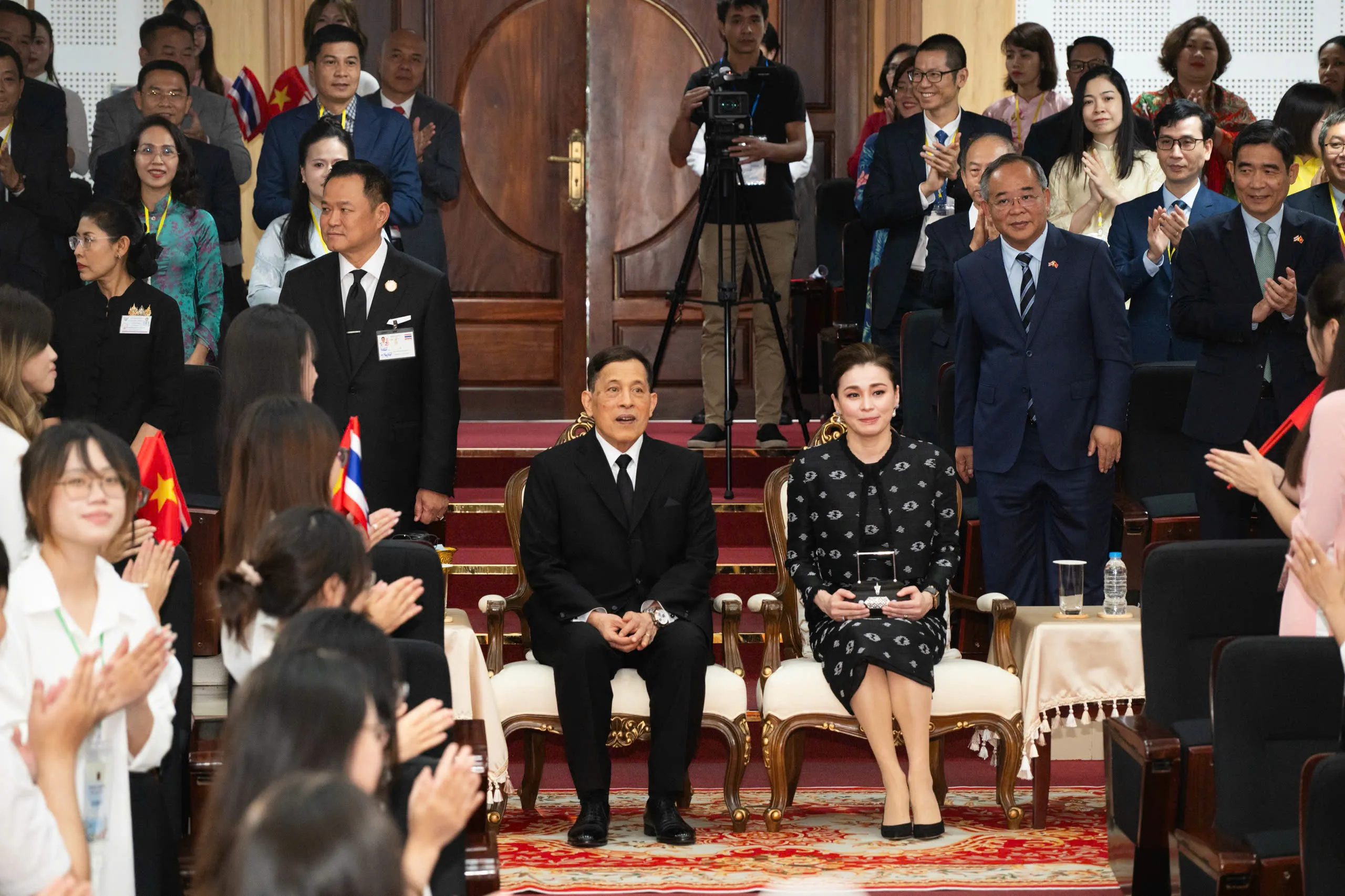 Nhà vua Thái Lan và Hoàng hậu gặp các sinh viên Trường Đại học Hà Nội - Ảnh: HẢI HUY