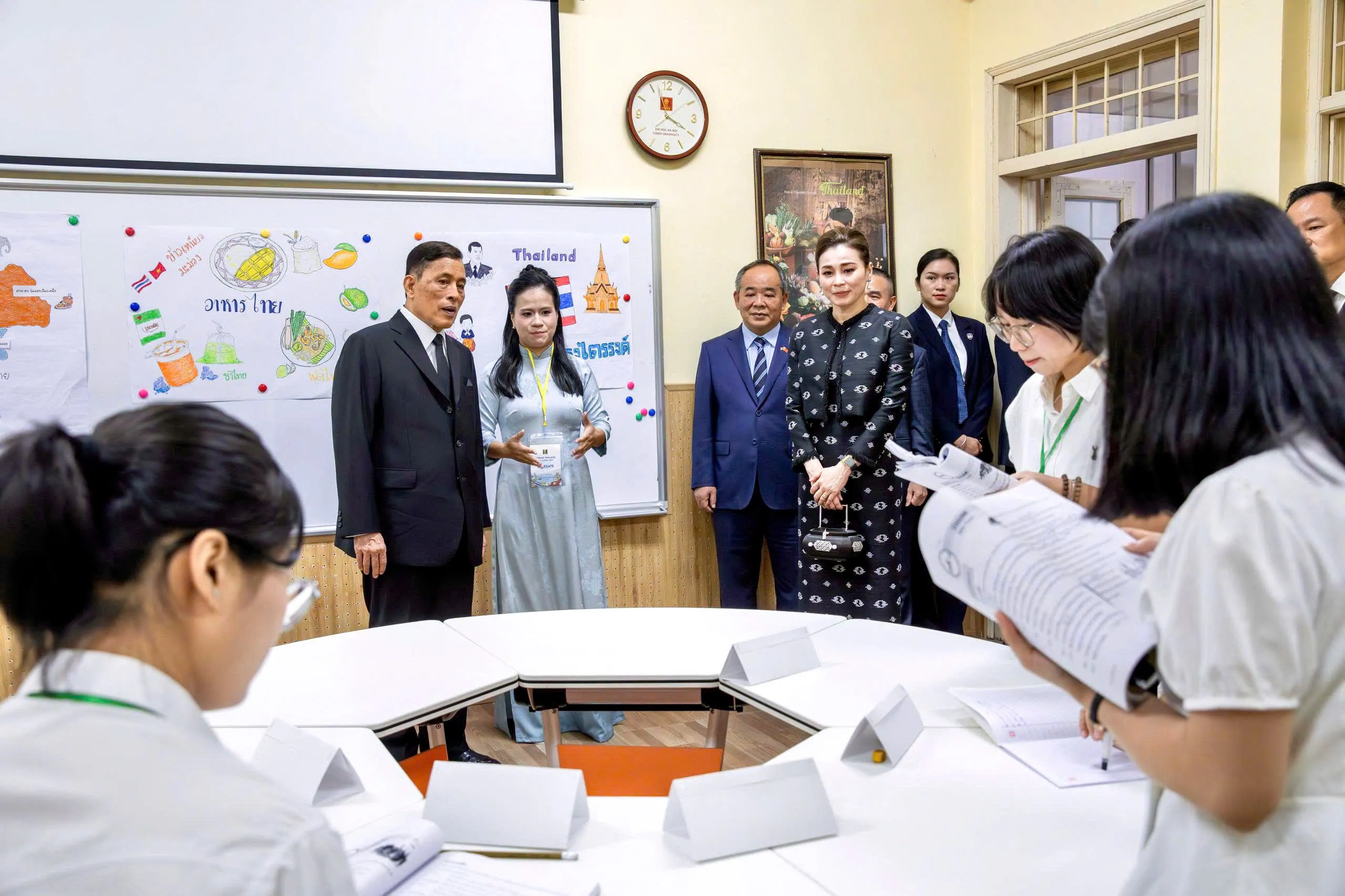Nhà vua Thái Lan và Hoàng hậu dự thính lớp học do cô Trịnh Thị Thu Hà đứng lớp chiều 16-9 - Ảnh: HẢI HUY