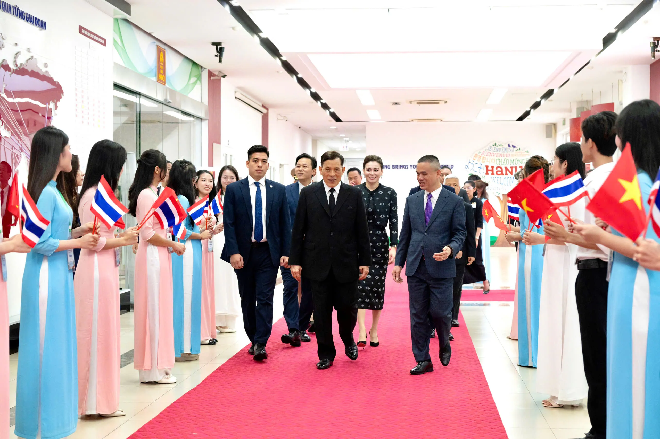 Sinh viên Trường Đại học Hà Nội chào đón Nhà vua Thái Lan và Hoàng hậu đến thăm chiều 16-9 - Ảnh: HẢI HUY