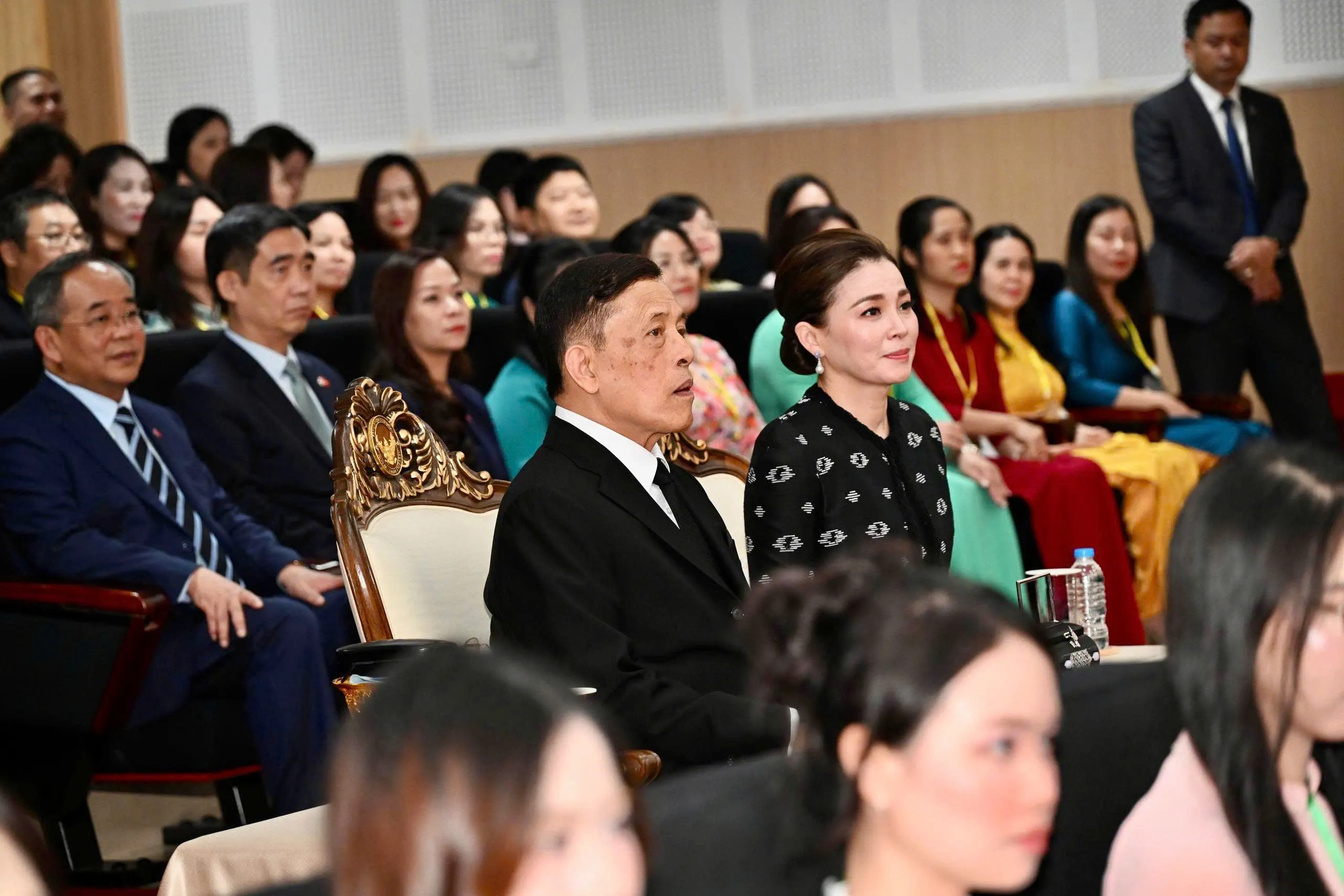 Nhà vua Thái Lan và Hoàng hậu nghe sinh viên Hà Nội đọc thơ chào mừng bằng tiếng Thái - Ảnh: HẢI HUY