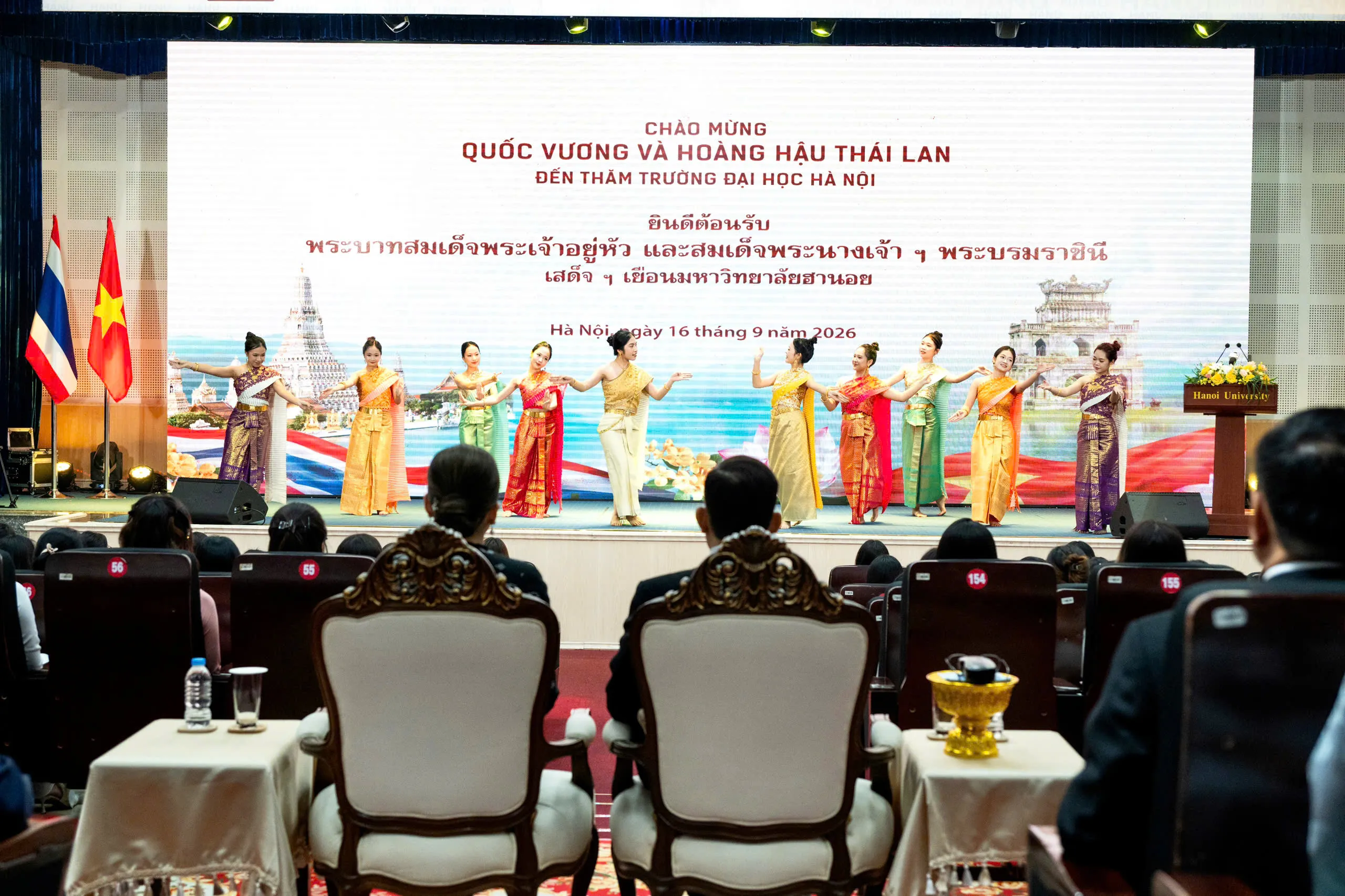 Sinh viên Trường Đại học Hà Nội biểu diễn các điệu múa Thái Lan - Ảnh: HẢI HUY
