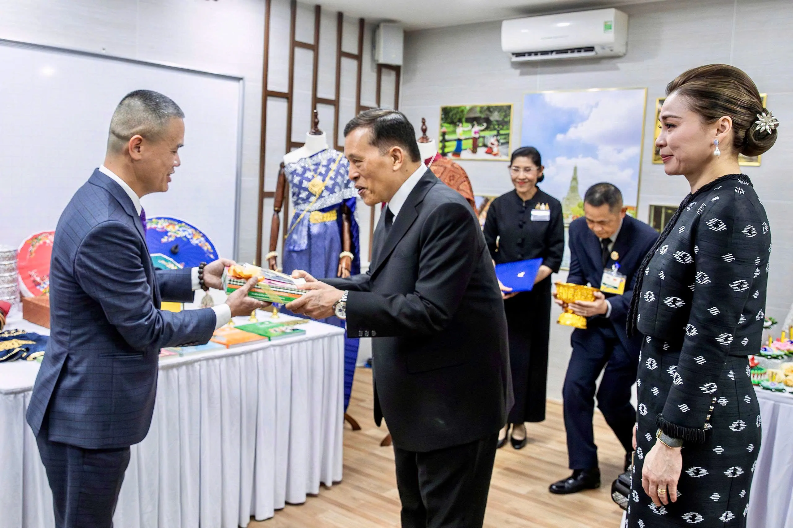 Nhà vua Thái Lan và Hoàng hậu tặng các tài liệu, phương tiện giảng dạy tiếng Thái cho Trường Đại học Hà Nội - Ảnh: HẢI HUY