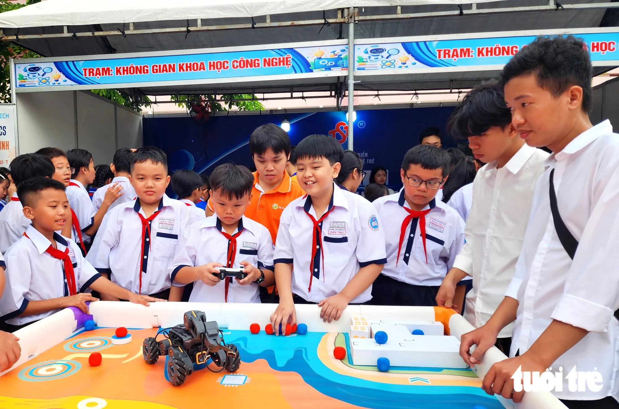 Các em học sinh tham gia ngày hội Ngày hội Chuyển đổi số xã Bình Lợi năm 2026 - Ảnh: NGỌC KHẢI