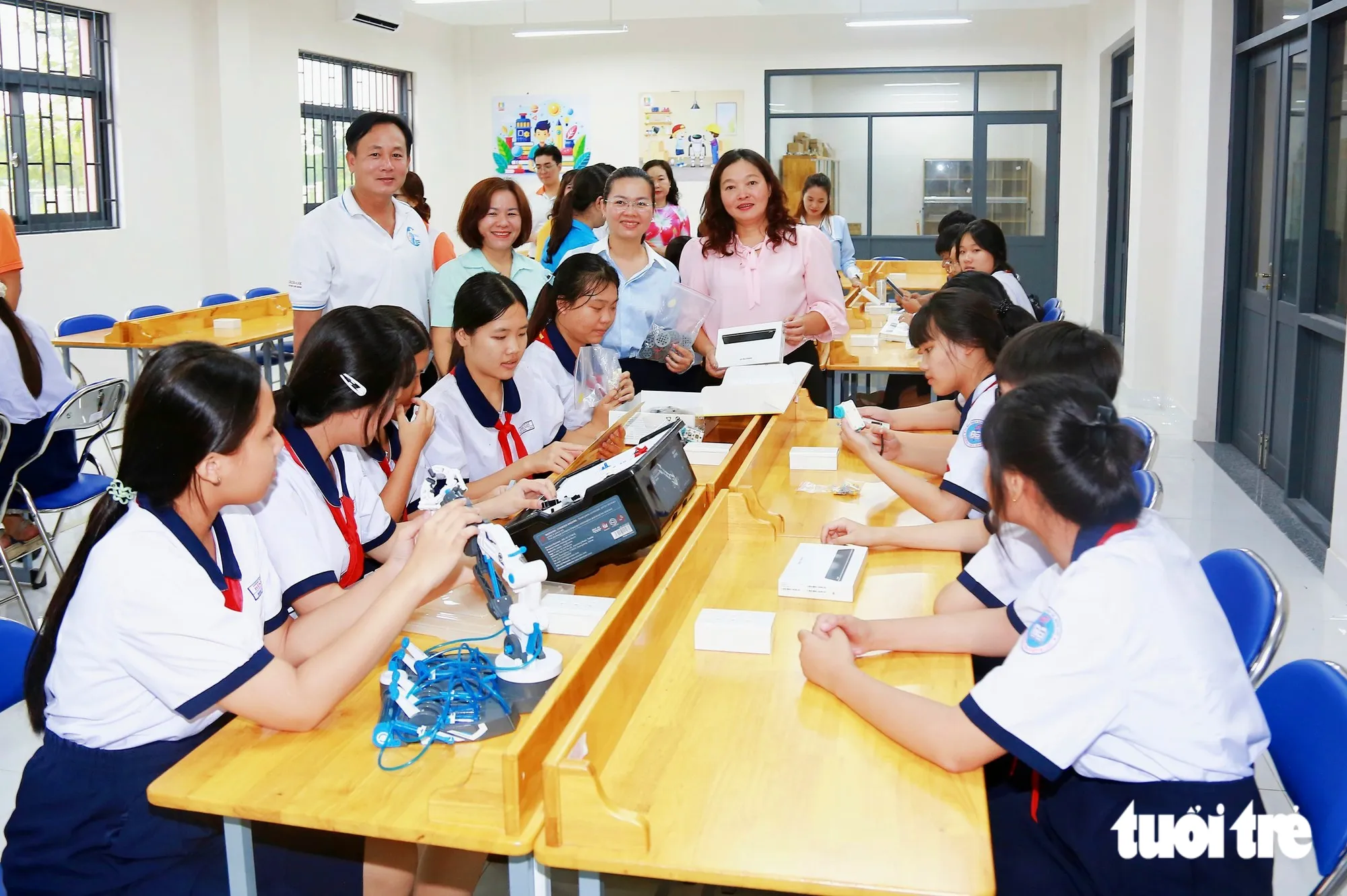 Các đại biểu tham quan phòng học STEM tại Trường THCS Bình Lợi - Ảnh: NGỌC KHẢI