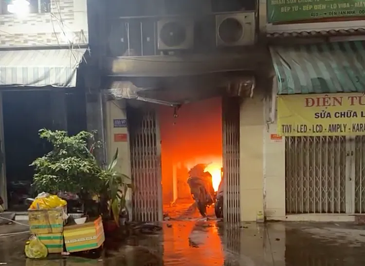 Nhiều xe máy cháy ngùn ngụt ở tầng trệt của ngôi nhà.