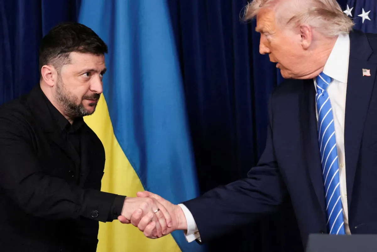 Tổng thống Trump bắt tay Tổng thống Zelensky trong cuộc gặp tại khu nghỉ dưỡng Mar-a-Lago ở bang Florida ngày 28-12-2025 - Ảnh: REUTERS