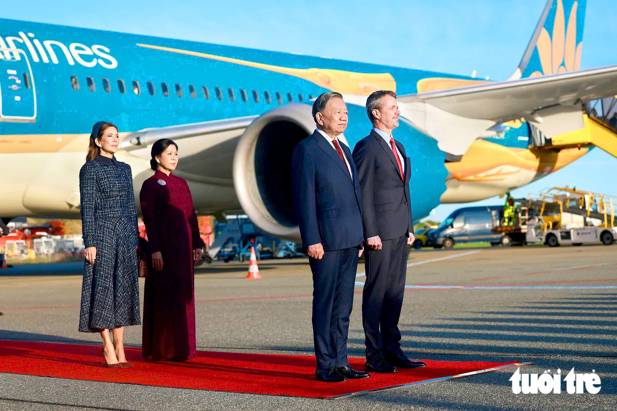 Nhà vua Đan Mạch Frederik X và Hoàng hậu Mary chào đón Tổng Bí thư, Chủ tịch nước Tô Lâm và Phu nhân Ngô Phương Ly tại sân bay quốc tế Copenhagen ngày 19-10 - Ảnh: NGUYỄN KHÁNH