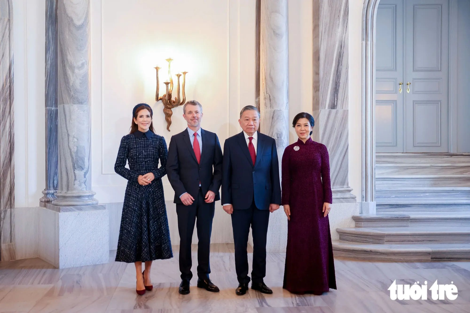 Tổng Bí thư, Chủ tịch nước Tô Lâm và Phu nhân Ngô Phương Ly chụp ảnh cùng Nhà vua Đan Mạch Frederik X và Hoàng hậu Mary sau lễ trao tặng Huân chương Voi - Ảnh: NGUYỄN KHÁNH
