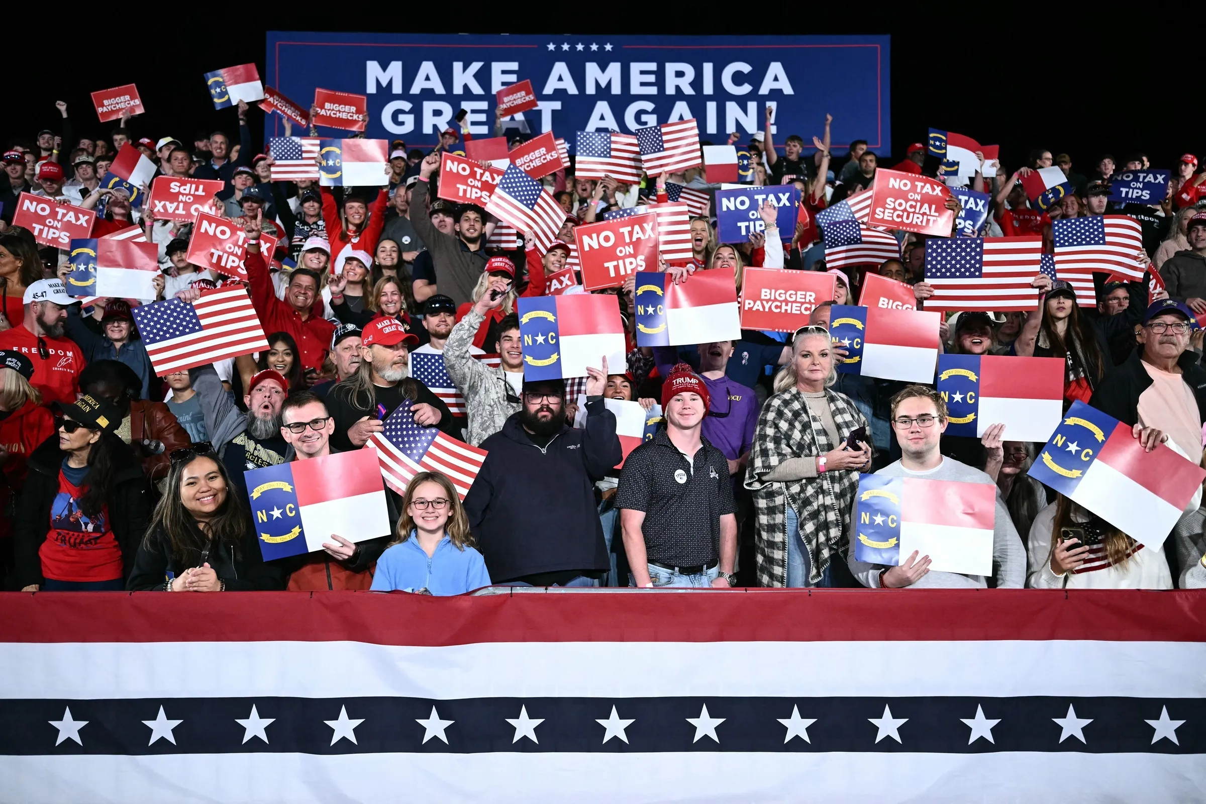 Những cử tri ủng hộ Tổng thống Trump chờ ông phát biểu tại buổi vận động bầu cử giữa kỳ ở thành phố Greenville, bang Bắc Carolina, ngày 20/10.