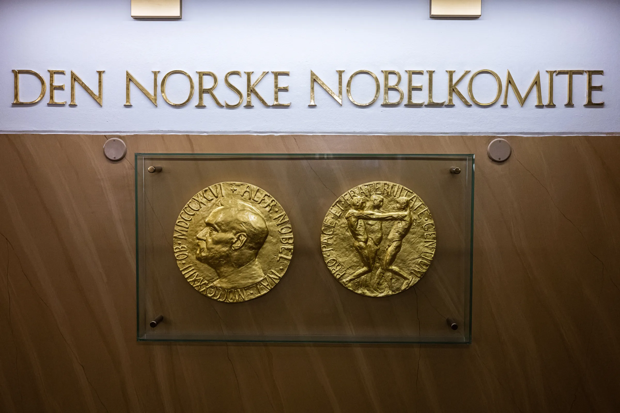 Mô hình huy chương Nobel Hòa bình trưng bày tại Viện Nobel Na Uy, Oslo tháng 9/2024.