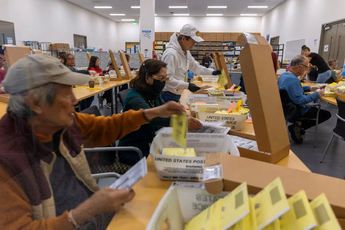 Các nhân viên xử lý phiếu bầu qua thư tại thành phố San Diego, bang California, ngày 23-10 - Ảnh: REUTERS