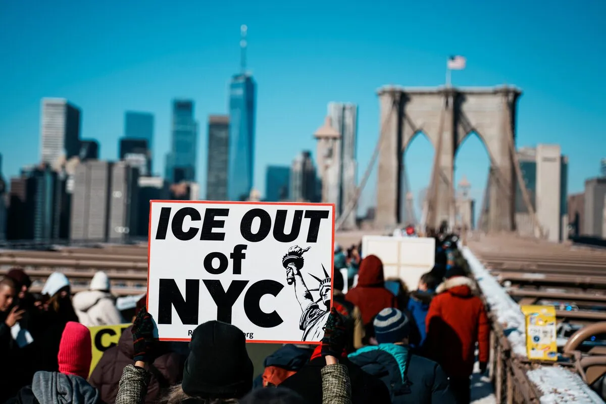 Người dân New York xuống đường biểu tình phản đối ông Trump và Cơ quan Thực thi di trú và hải quan Mỹ (ICE) ngày 19-1 - Ảnh: REUTERS