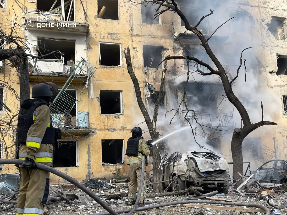 Các nhân viên cứu hộ Ukraine dập lửa tại hiện trường một vụ không kích ở Kramatorsk, khu vực Donetsk, miền đông Ukraine ngày 20-10-2026 - Ảnh: AFP/Cơ quan Tình trạng khẩn cấp Ukraine
