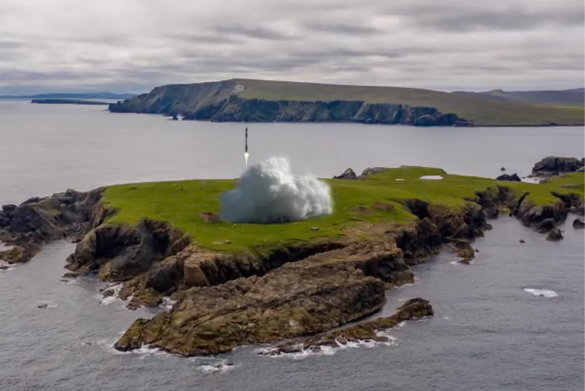 Một tên lửa mô phỏng được phóng từ sân bay vũ trụ SaxaVord trên đảo Unst, quần đảo Shetland, Anh - Ảnh: SaxaVord UK Spaceport