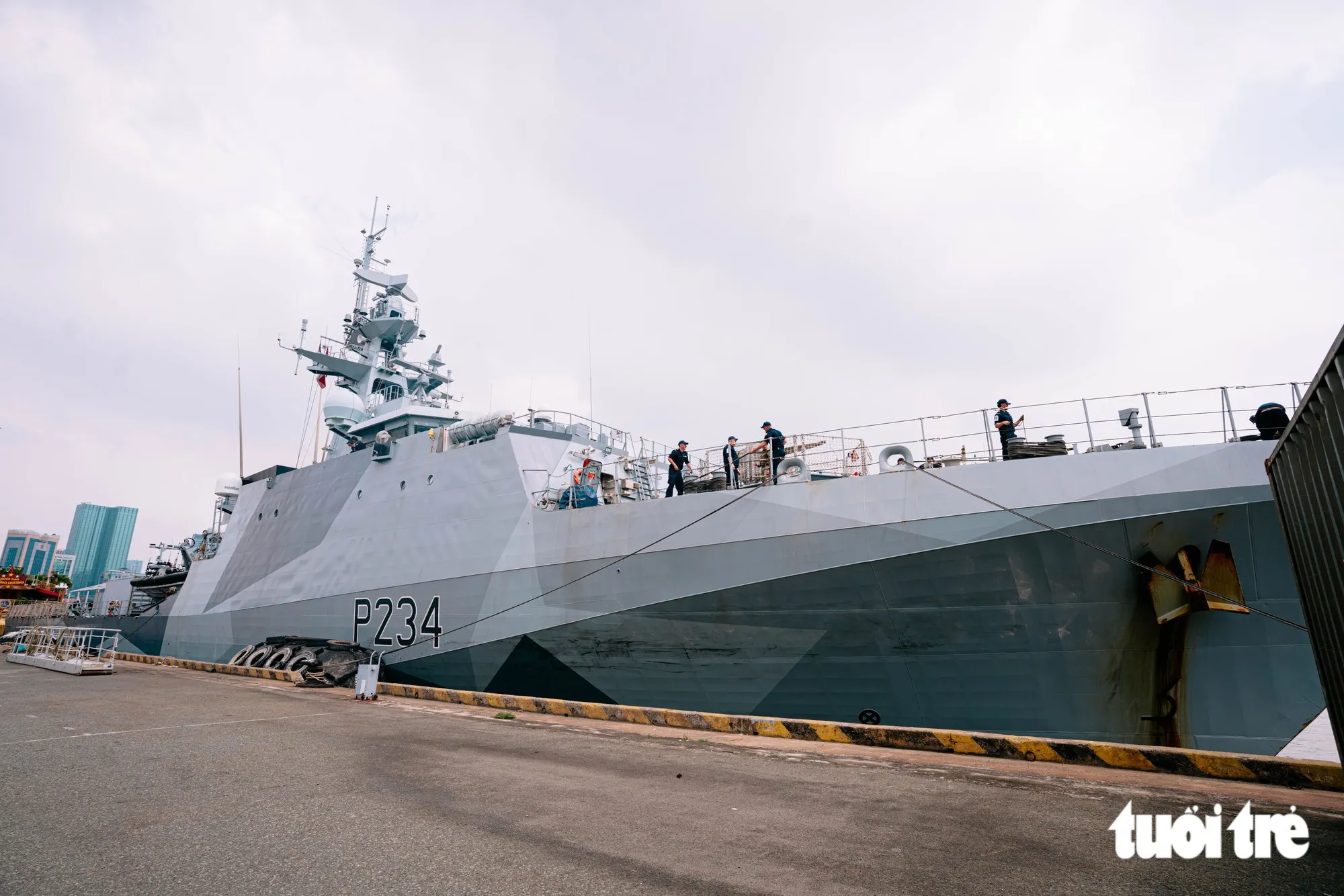 Tàu hải quân Anh HMS Spey thuộc Hải quân Hoàng gia Anh cập cảng Nhà Rồng, TP.HCM trưa 22-10 - Ảnh: THANH HIỆP