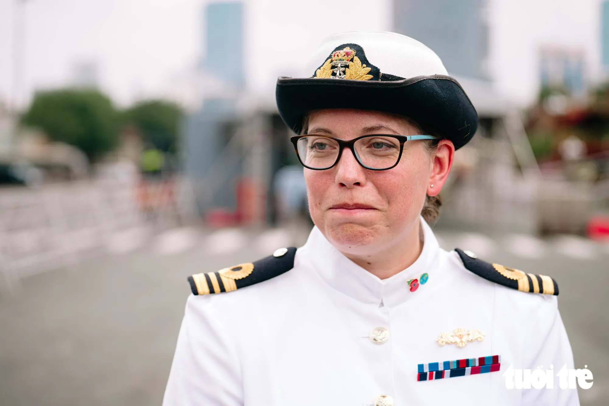 Trung tá Hải quân Helen Taylor, sĩ quan chỉ huy tàu HMS Spey tại cảng Nhà Rồng, TP.HCM ngày 22-10 - Ảnh: THANH HIỆP