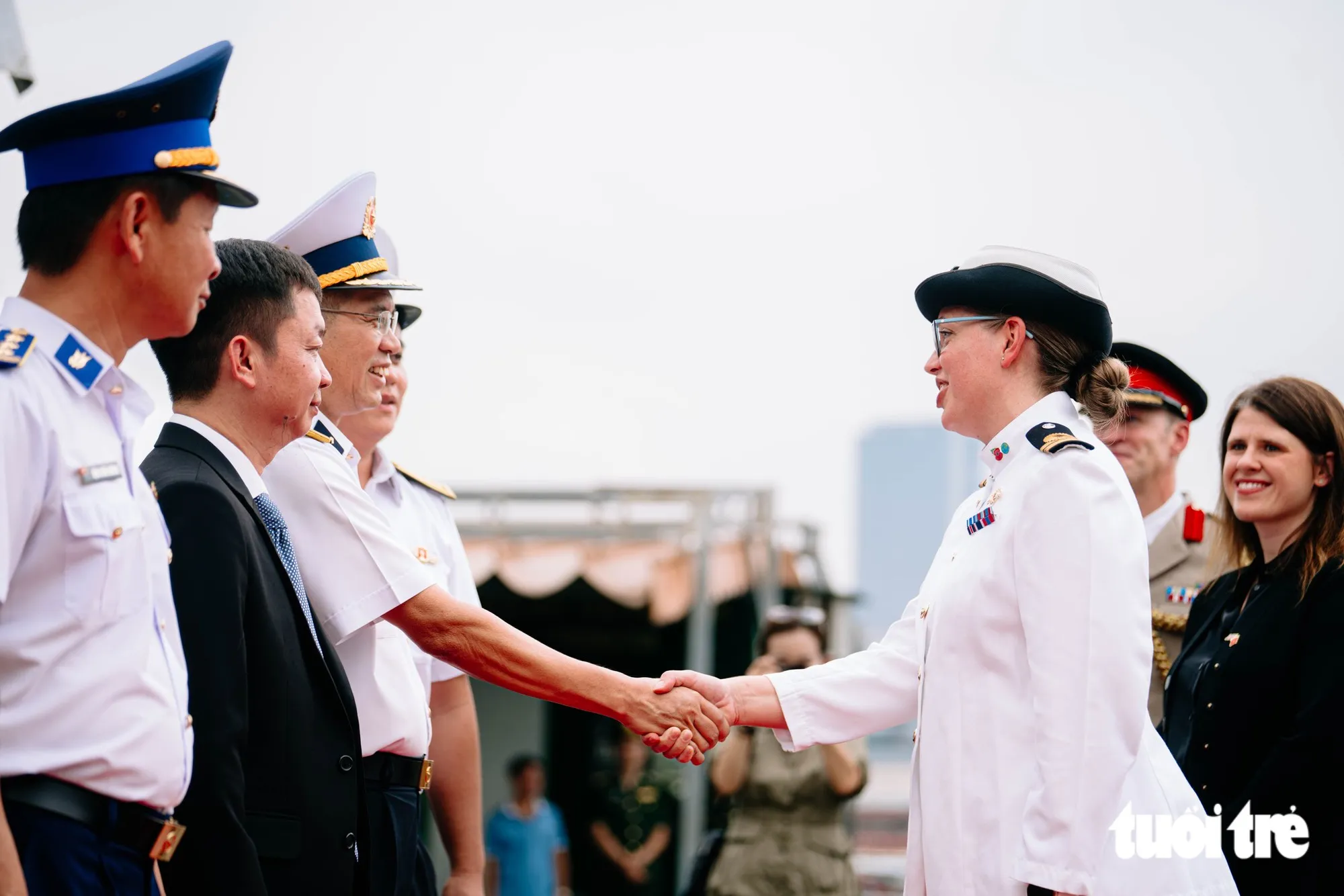 Đại tá Phạm Tiến Dũng, Phó tham mưu trưởng Bộ Tư lệnh Vùng 2 Hải quân Việt Nam, chào đón Trung tá Helen Taylor, sĩ quan chỉ huy tàu HMS Spey và đoàn đến TP.HCM - Ảnh: THANH HIỆP