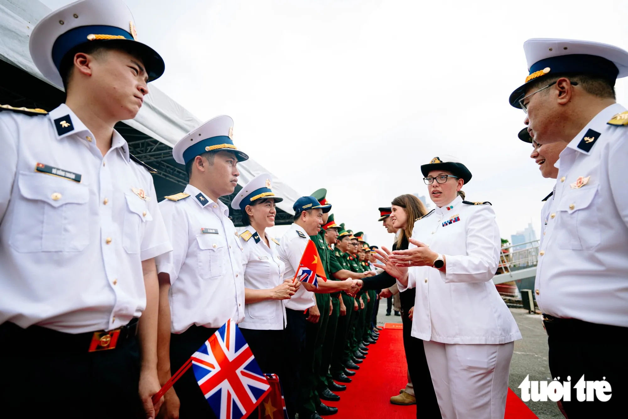 Nữ chỉ huy tàu Hải quân Anh Helen Taylor trò chuyện với từng thành viên trong đoàn đại biểu Quân đội Nhân dân Việt Nam tham gia đón đoàn - Ảnh: THANH HIỆP