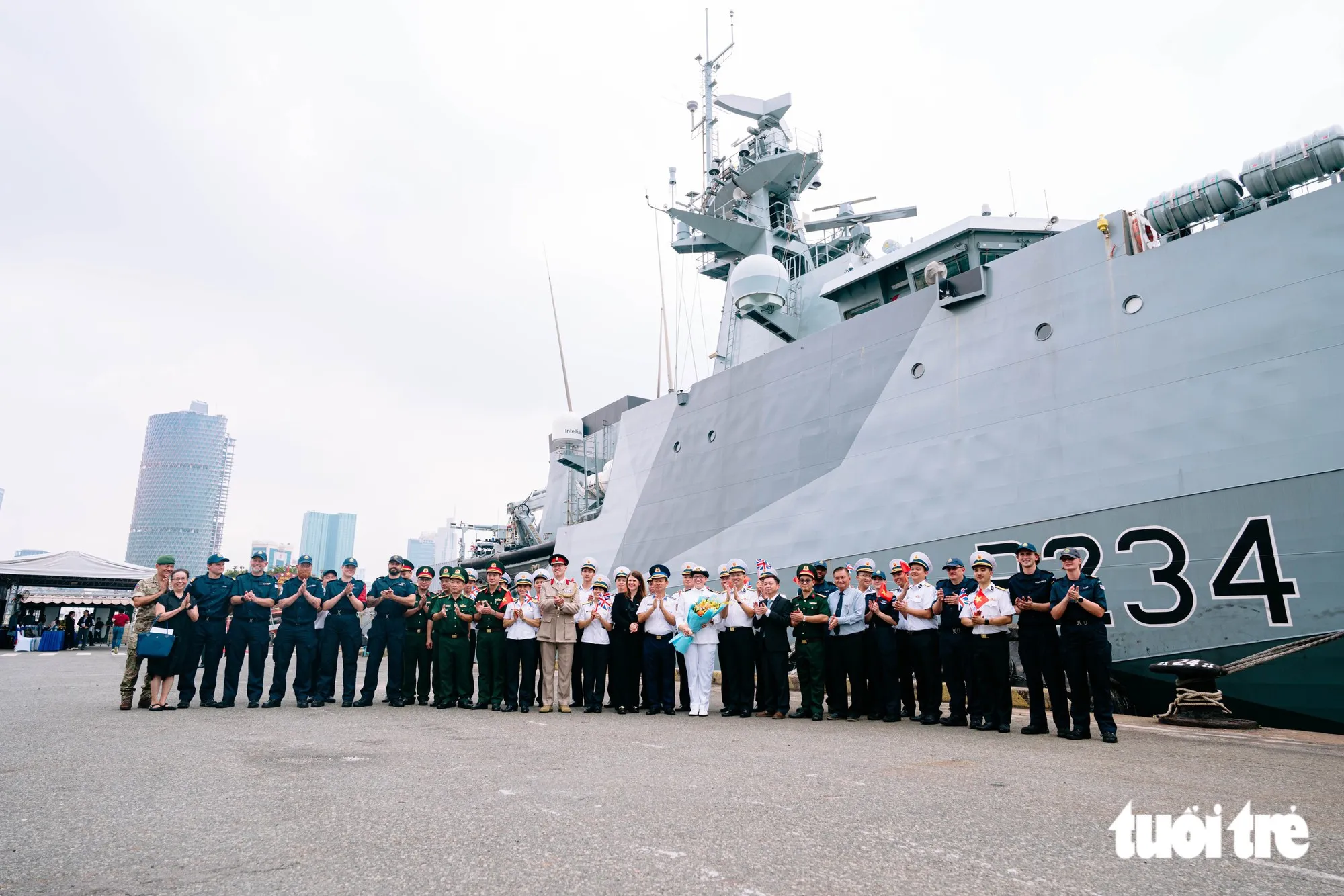 Các thủy thủ, đại biểu hai nước chụp ảnh cạnh tàu HMS Spey - Ảnh: THANH HIỆP