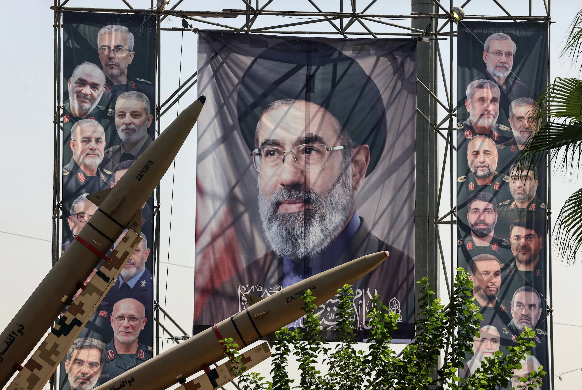 Bức hình của Lãnh tụ tối cao Iran Mojtaba Khamenei được treo tại thủ đô Tehran - Ảnh: AFP
