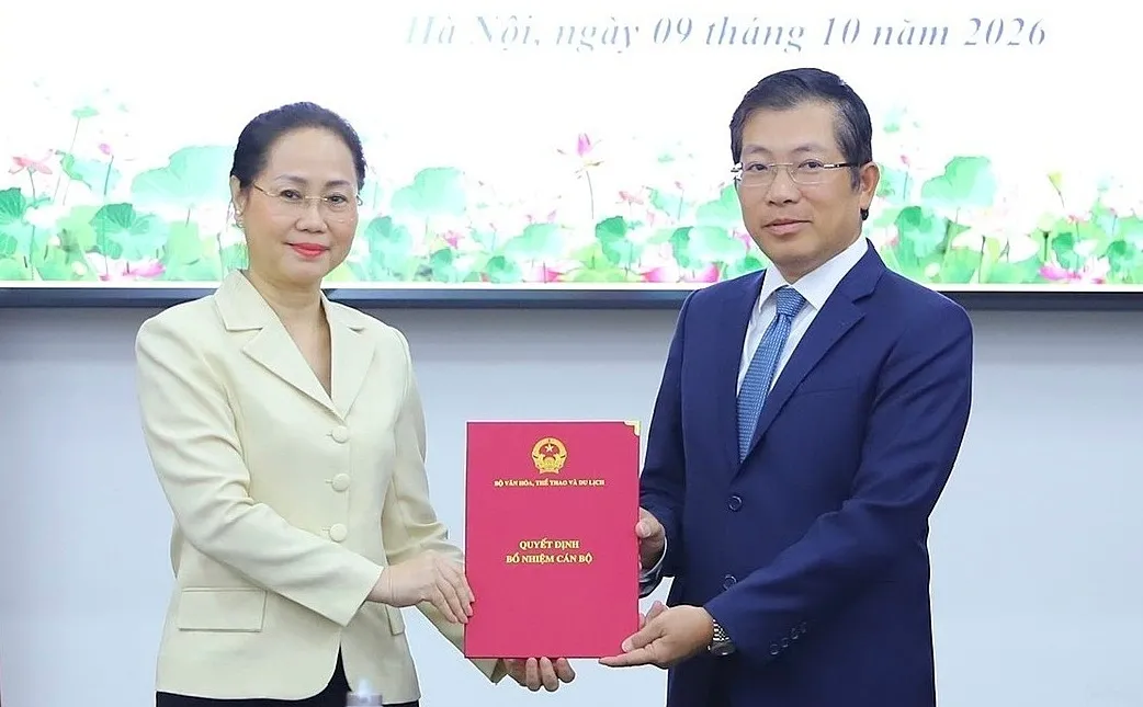 Bộ trưởng Văn hóa Thể thao và Du lịch Lâm Thị Phương Thanh trao quyết định bổ nhiệm ông Lưu Đình Phúc giữ chức vụ Cục trưởng Cục Xuất bản và Thư viện.