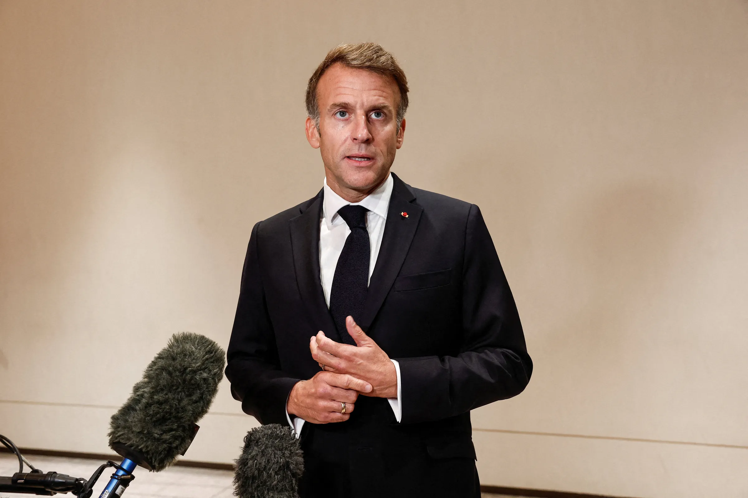 Tổng thống Pháp Emmanuel Macron trả lời báo chí tại Qatar ngày 21/10.