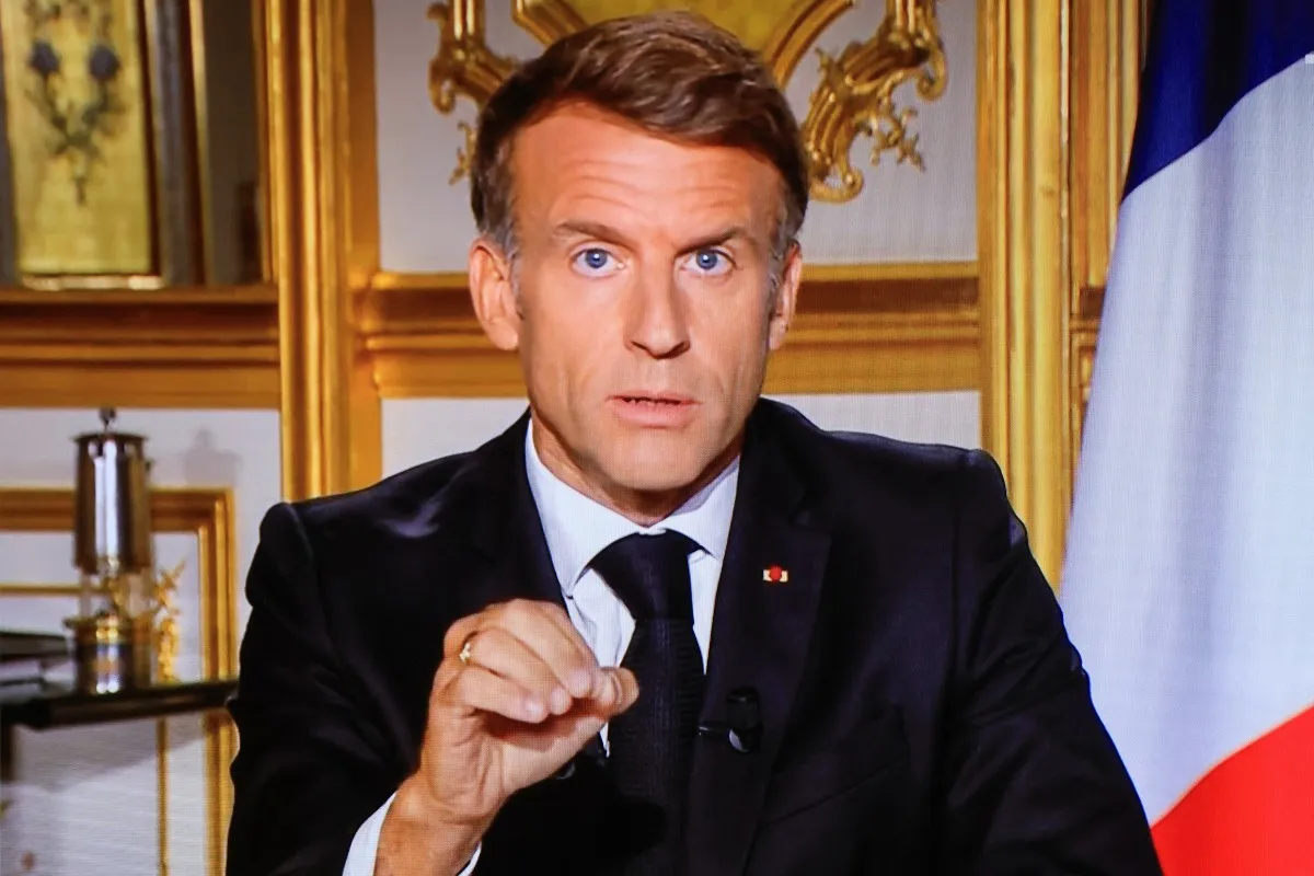 Ảnh chụp màn hình tivi đang phát bài phát biểu của Tổng thống Pháp Emmanuel Macron từ Điện Elysee tại Paris, Pháp ngày 18-10-2026 - Ảnh: AFP