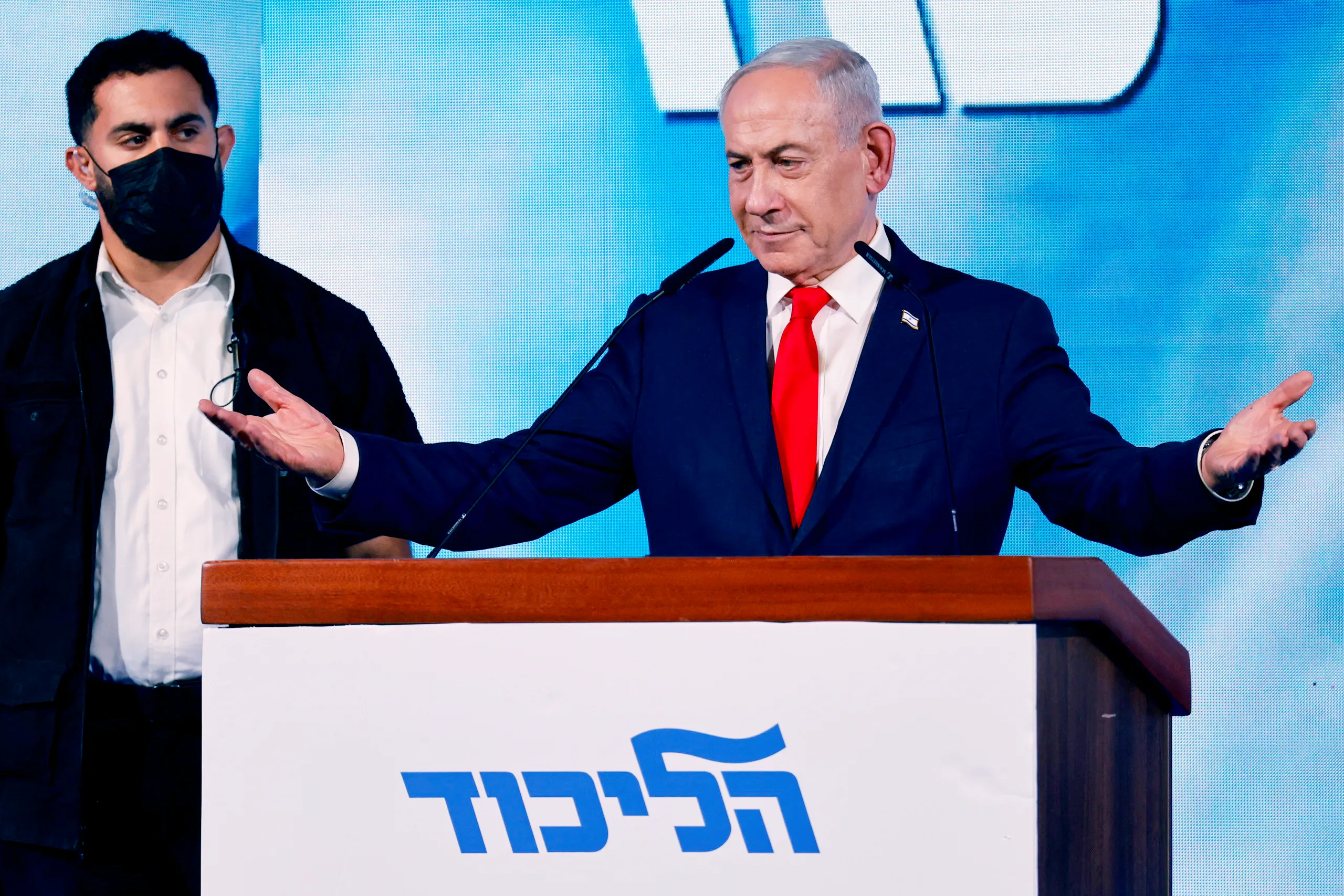 Thủ tướng Israel Benjamin Netanyahu phát biểu trước người ủng hộ vào rạng sáng 28-10, sau cuộc bầu cử Quốc hội ở nước này - Ảnh: AFP