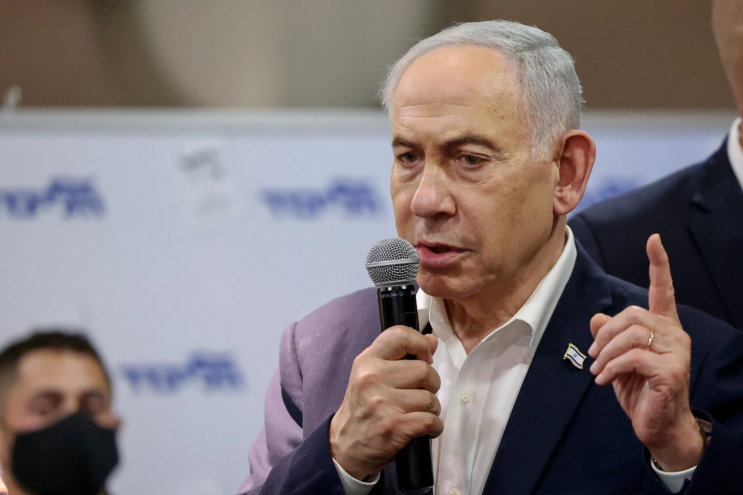 Thủ tướng Israel Benjamin Netanyahu trong khuôn khổ chiến dịch vận động tranh cử Quốc hội tại thành phố Netanya ngày 22-10 - Ảnh: AFP