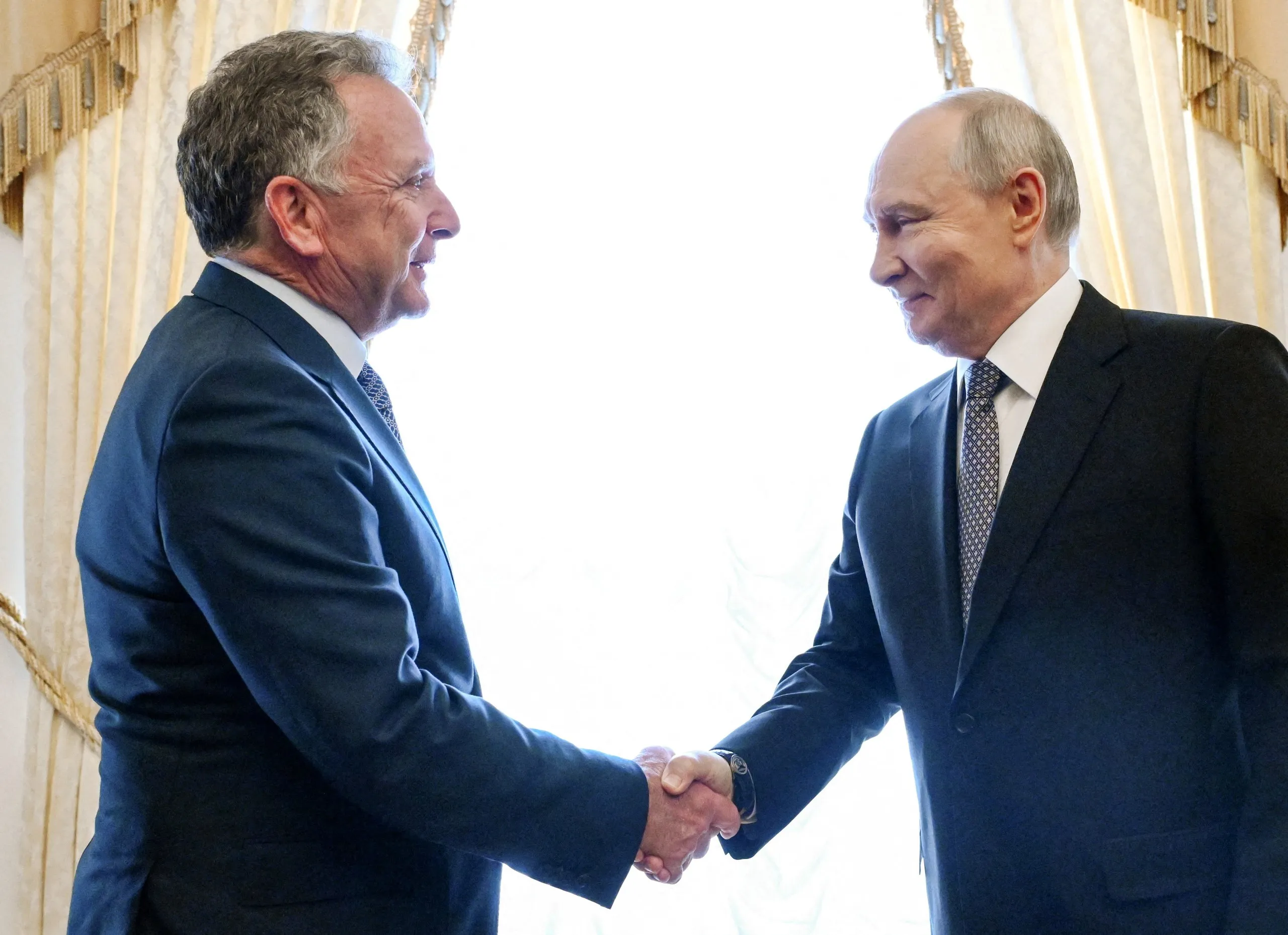 Tổng thống Nga Vladimir Putin bắt tay Đặc phái viên Mỹ Steve Witkoff trong cuộc gặp tại Cung điện Konstantinovsky ở thành phố St. Petersburg, Nga ngày 21-10-2026 - Ảnh: REUTERS